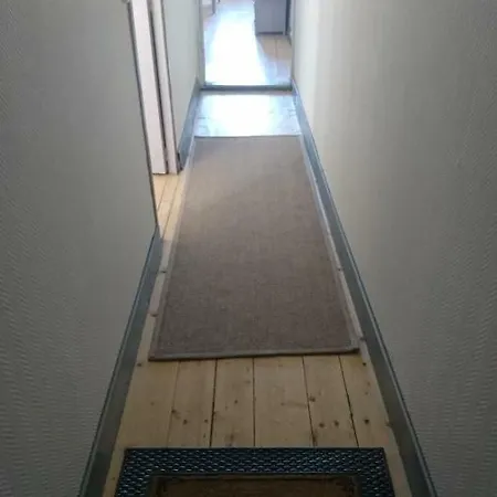 Sur Le Vieux Port, Centre De