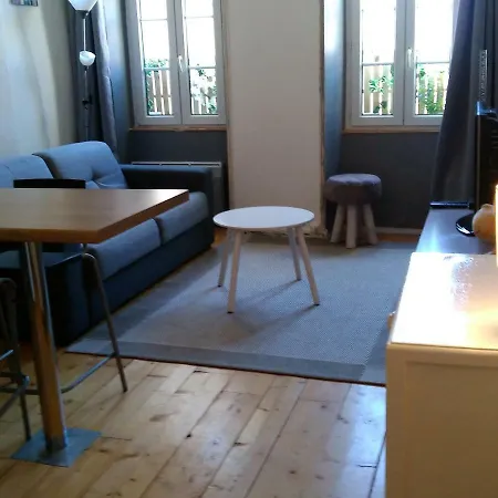 Sur Le Vieux Port, Centre De *