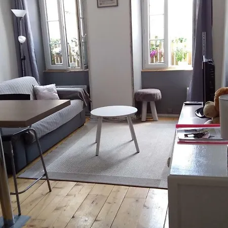 Sur Le Vieux Port, Centre De *